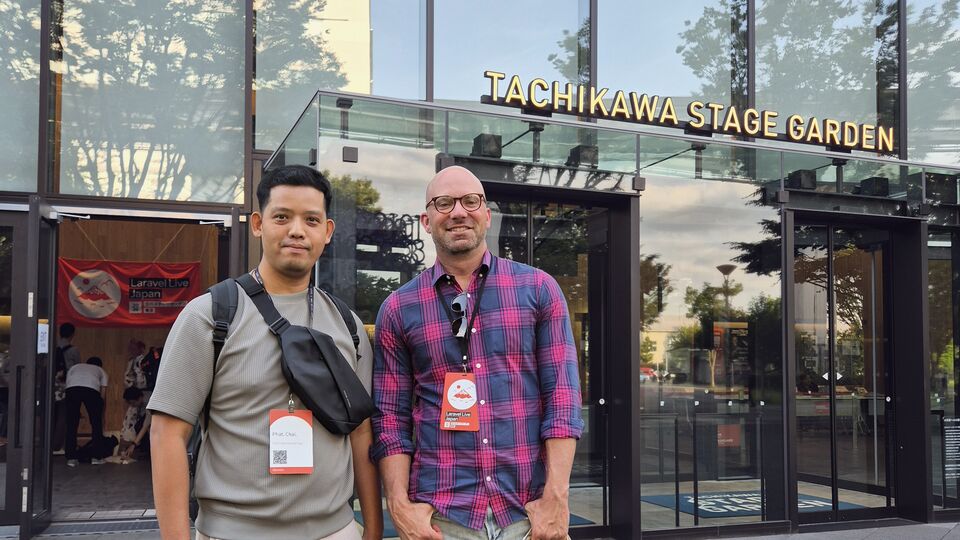 ภัทรชัย ไชยมงคล ถ่ายรูปคู่กับ Taylor Otwell ผู้สร้าง Laravel หน้าอาคาร Tachikawa Stage Garden ในงาน Laravel Live Japan