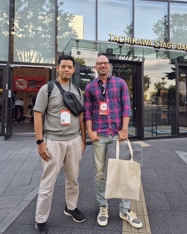ภัทรชัย ไชยมงคล ถ่ายรูปคู่กับ Taylor Otwell ผู้สร้าง Laravel หน้าอาคาร Tachikawa Stage Garden ในงาน Laravel Live Japan